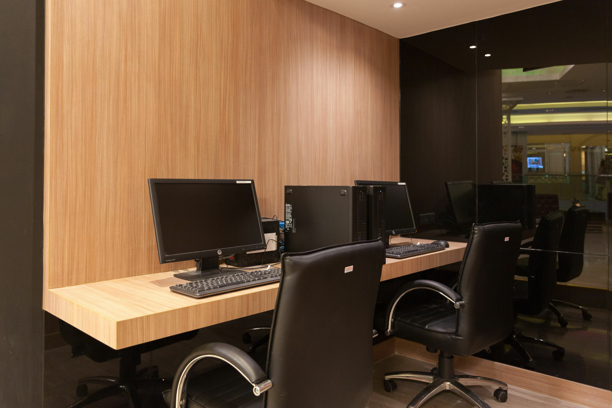 Grand 5 & Plaza Sukhumvit מלון 4*
